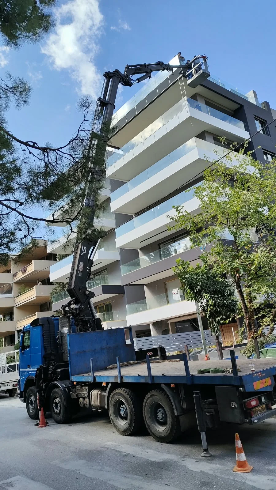 Γερανοφόρο όχημα με καλάθι εργασίας σε κτίριο