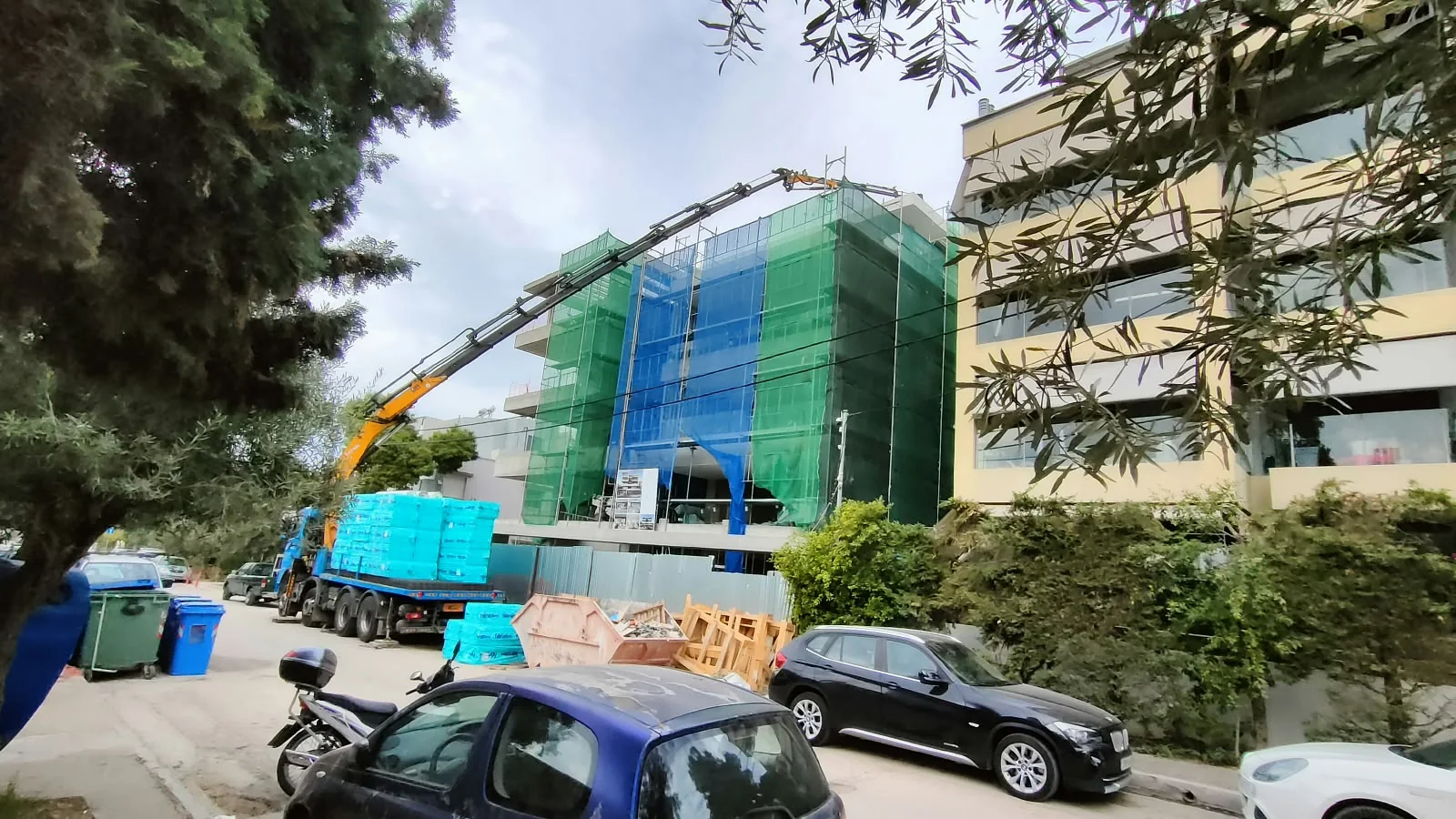 Γερανοφόρο όχημα δίπλα σε κτίριο υπό κατασκευή