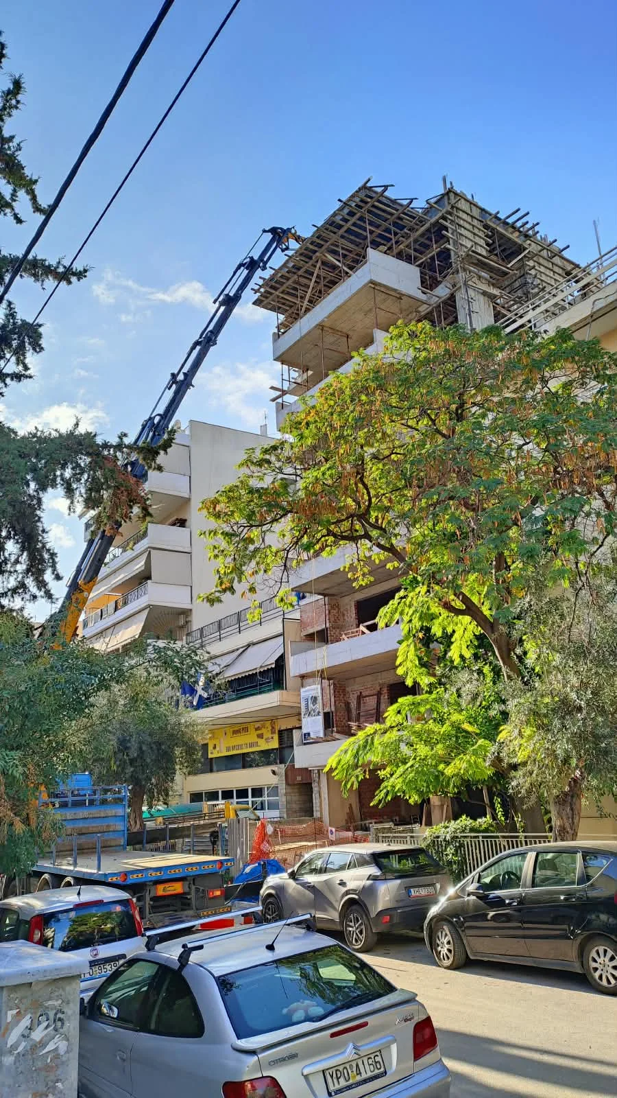 Γερανός μεγάλης εμβέλειας σε αστικό εργοτάξιο